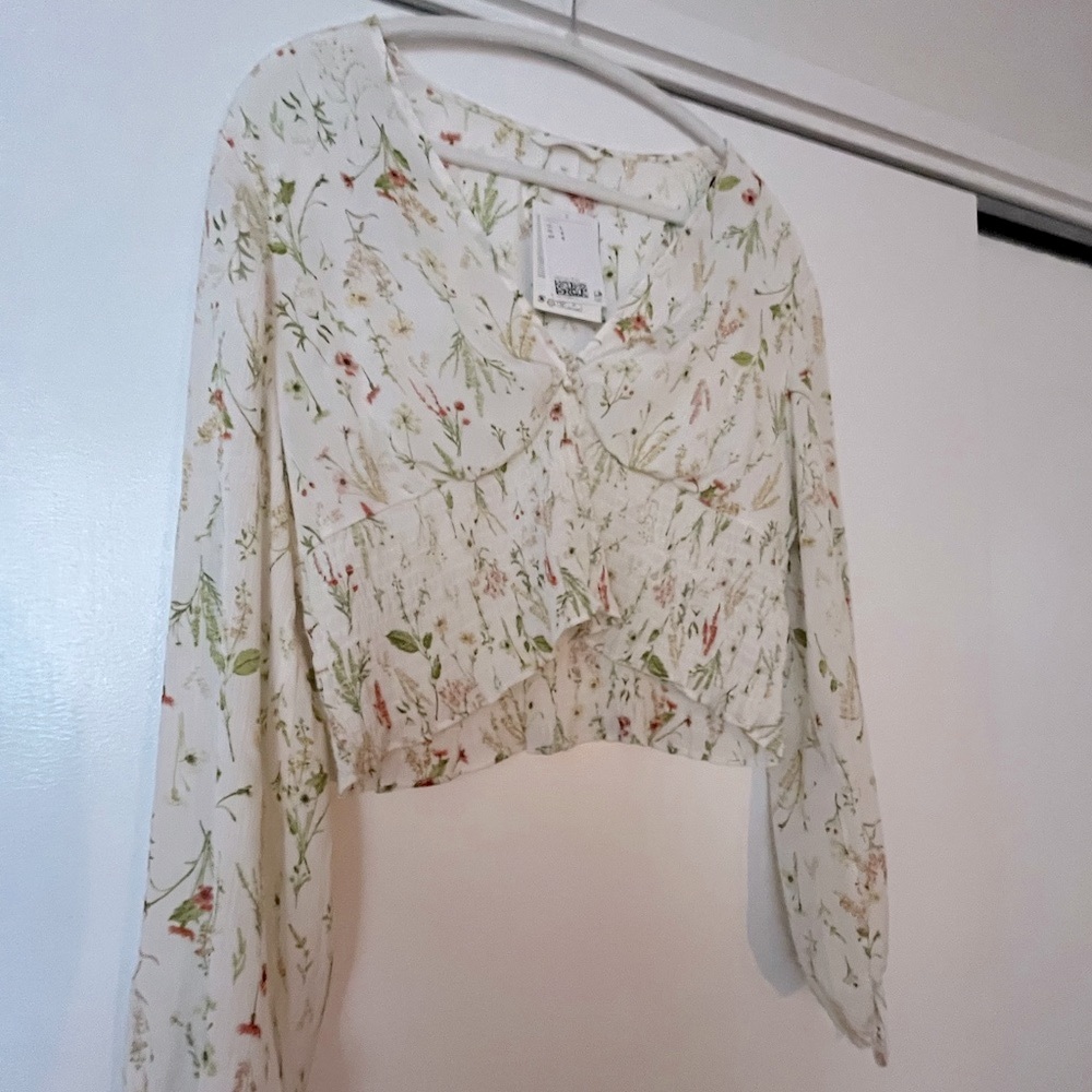H&M NWT (L) crop blouse v neck top buttons floral white - Picture 7 of 7